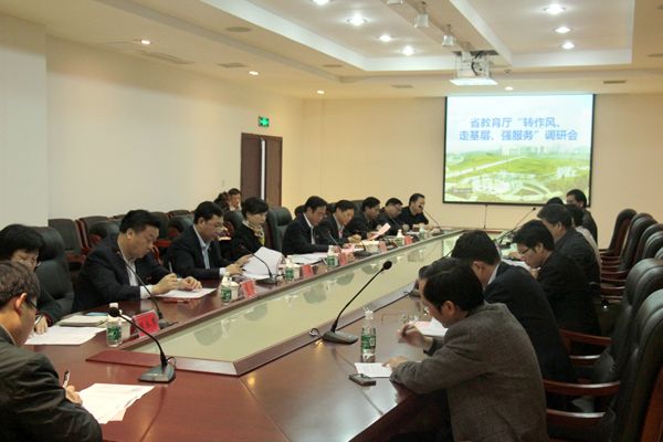 三人在市委常委,副市长张秀娟,市教育局局长易加耕等的陪同下来到我校