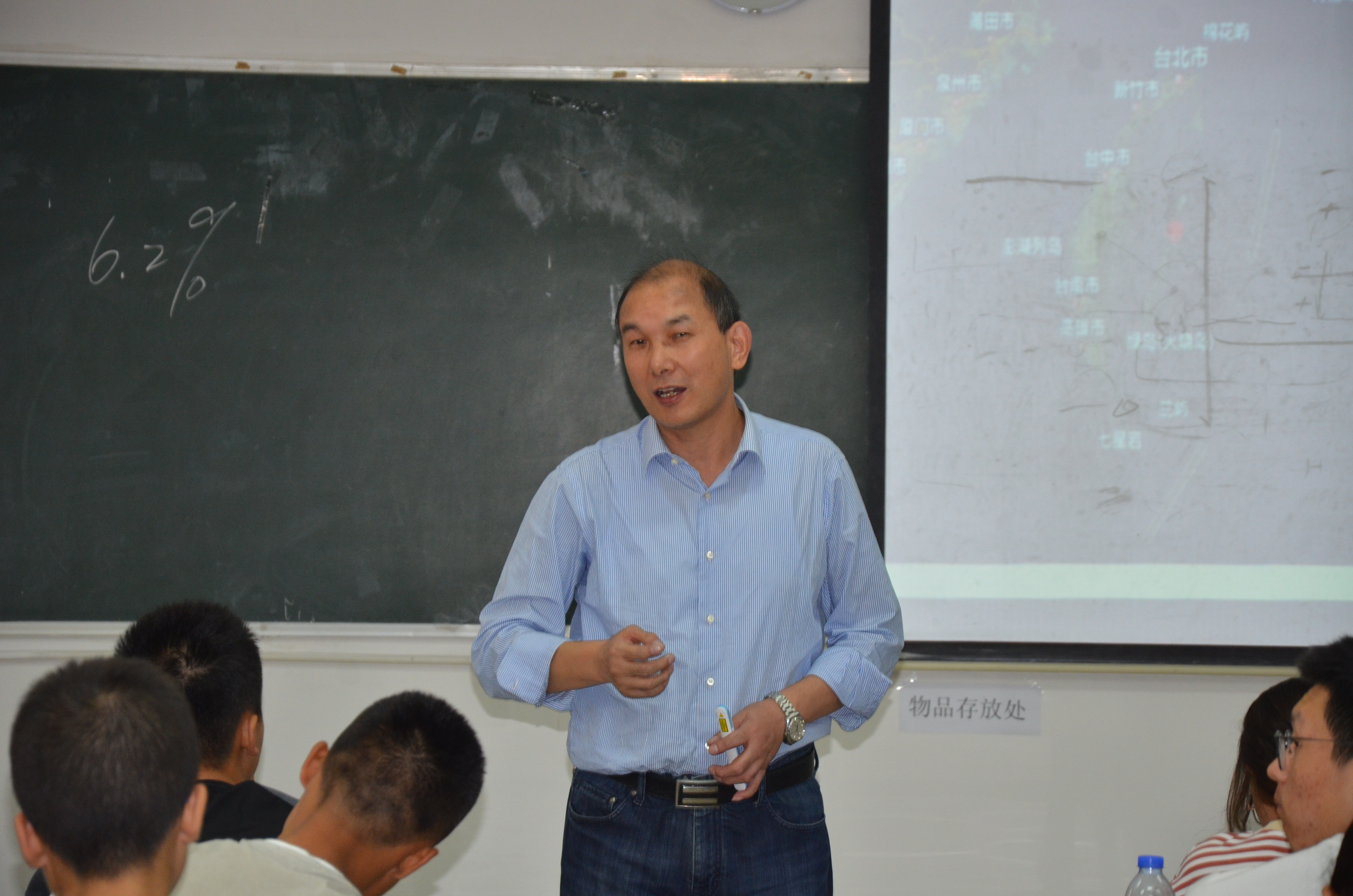 史焕平为学生讲授思政课