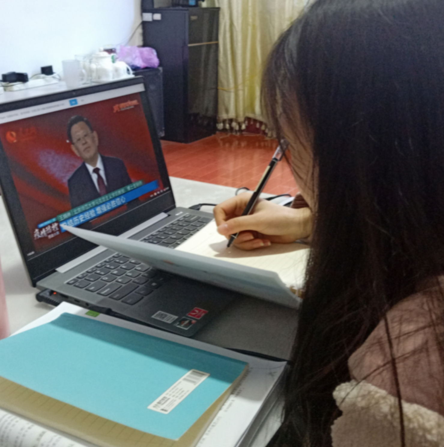马克思主义学院组织全体学生收看全国大学生同上一堂疫情防控思政大课